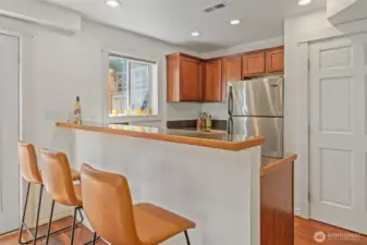 Great eating bar in kitchen area