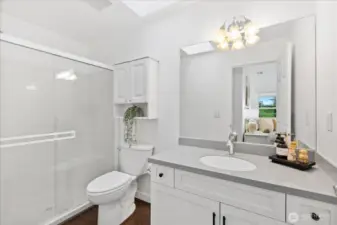 Primary bath with updated cabinet fronts with new hardware