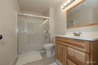 Full Bath off large Bonus room #1