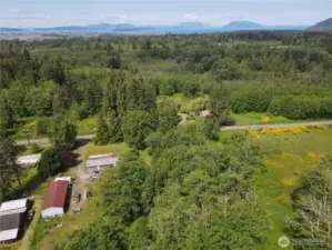 Close to downtown Bow-Edison. A foodie and art lovers paradise! Also, close to I-5 and the famous Chuckanut Hwy.