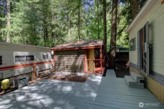 Grand sized deck for evenings among the trees