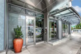 The curve is highlighted at the Enso lobby entrance too.