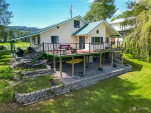 Easy back yard and river access from steps from the deck