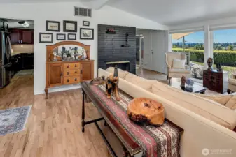 ~shows circular floor plan, flows wonderful for entertaining