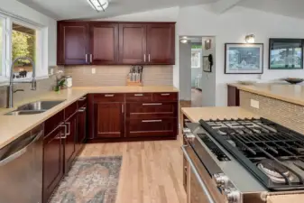 ~lots of space in this kitchen and gas range