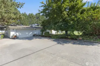 4 bed 2 bath main home + 2 bed 2 bath attached ADU!