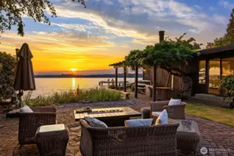 Secure your piece of prime Kirkland waterfront! Refreshed rambler w/ 75’of shoreline, a shared dock w/deep moorage, beach access & newer bulkhead, you'll enjoy sweeping, west-facing views of the Seattle skyline & Olympic mountains.