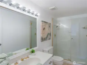 3pc ensuite w/2 shower heads- full sz shower!