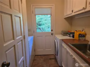 laundry room with utility sink and a door to the side yardkk