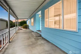 Nice patio, clean and open.