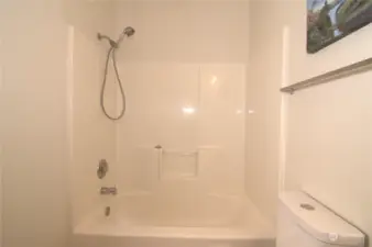 second bedroom bathtub