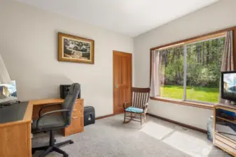 Second guest bedroom.