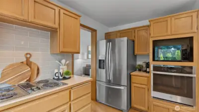Kitchen SS appliances stay.