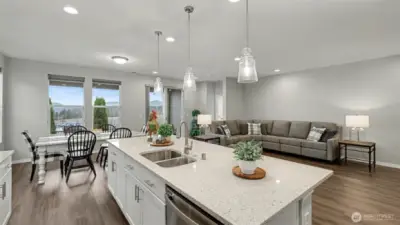 Open sightlines to the living and dining areas, as well as mountain views off the back patio