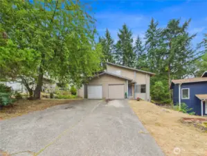 Welcome to Shilohwood neighborhood. This two-story home is waiting for you.