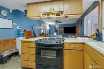 Kitchen, all appliances stay with home.