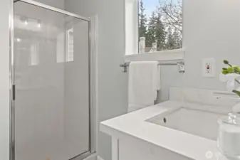 Second bedroom en suite bath