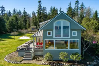 njoy Mount Baker and panoramic views from your partially covered deck.