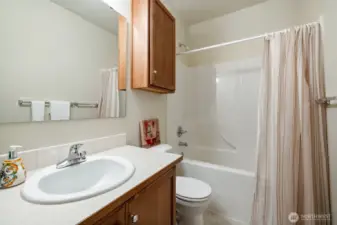Hallway full bath - 4 piece.