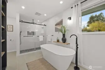 Check out that soaking tub!