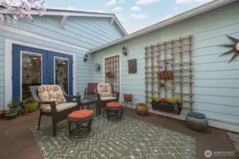 This is such a Zen garden and so peaceful back here...