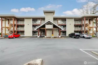 The Sands.  Elevator in the center tower, stairs at either end.