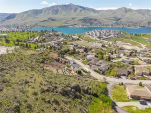Aerial view shows proximity to entertainment, dining, beach, boat launch, wineries, and more!