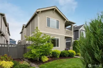 Fully fenced side yards