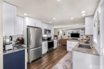 New refrigerator, stove/oven, dishwasher and garbage disposal!