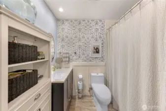 2nd bathroom with tub/shower