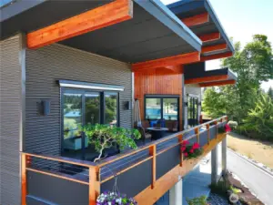 Expansive deck