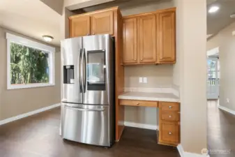 Convenient built-in desk.