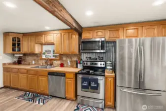 Great kitchen, new countertops and appliances