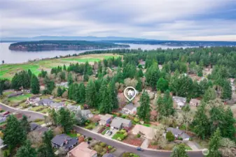 Look at the proximity to the Chambers Bay golf course with its parks, trails, off-leash dog park and beach access! The home is also close shopping, restaurants and award-winning University Place schools. Come see it today!