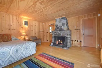 Spacious living/bedroom