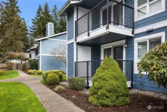 Welcome to  “Channel Place." Ideally located in the desirable Woodridge neighborhood with easy access to everything! All the fun and excitement that downtown Bellevue has to offer, I-90 and I405, minutes to Seattle, major bus routes, and convenient access to Factoria shopping.