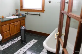 3/4 Bathroom with Clawfoot Tub!