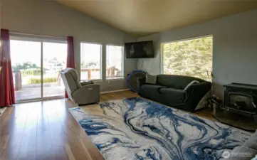 Please note the pellet stove, which will keep you cozy warm in the winter.