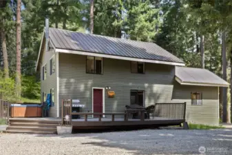 Fantastic cabin located minutes to Lake Cle Elum's Speelyi Beach, the fun small town of Roslyn for shopping & a movie, & also Suncadia for golf & dinner!
