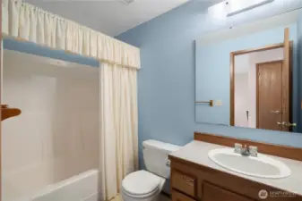 Full guest bath.