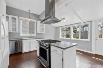 Kitchen has 5 Burner Gas Range
