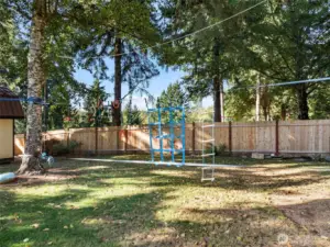 Play area & jungle gym. Obstacle Course. 3 Swings. Sandbox.
