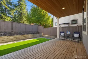 Large Covered Deck – Perfect for Year-Round Enjoyment