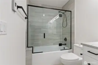 Full Bath in primary bedroom