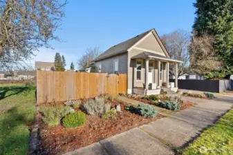 3 bed, 1 ba fenced yard