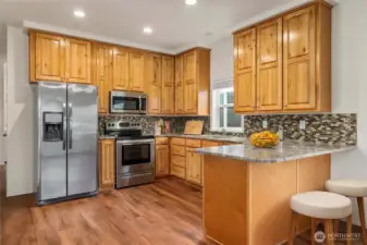 Kitchen: Modern kitchen with stainless steel appliances, granite countertops, and ample cabinetry.