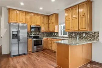 Kitchen: Modern kitchen with stainless steel appliances, granite countertops, and ample cabinetry.