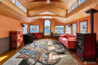 The houseboat opens into the kitchen, which is defined by its wide composition and intelligent layout.