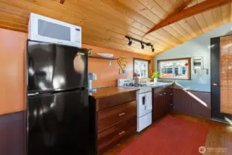 Find all you’ll need for feasts and snack fancies in the houseboat’s kitchen.