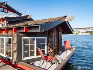 The back deck offers room for two to bask in all the glory of Lake Union and the wide PNW skies.